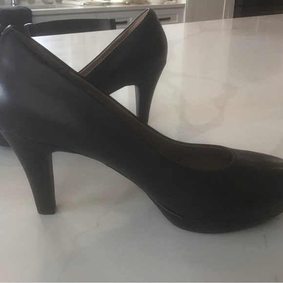 New Clarks platform 3.5” heel pumps. - Picture 3 of 9